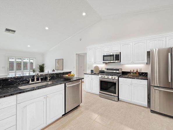 12 Bentwood Road, Palm Beach Gardens FL 33418