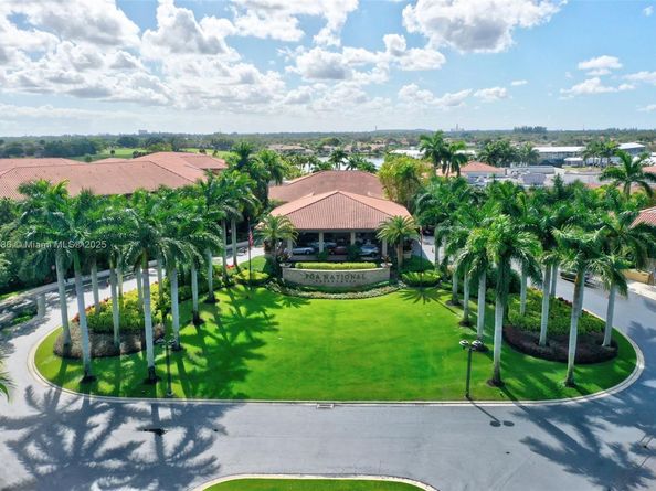 12 Bentwood Road, Palm Beach Gardens FL 33418