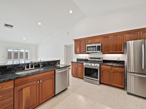 12 Bentwood Road, Palm Beach Gardens FL 33418