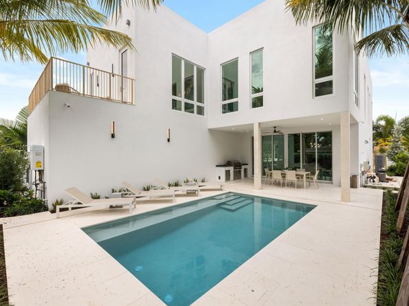 800 Bond Way, Delray Beach FL 33483
