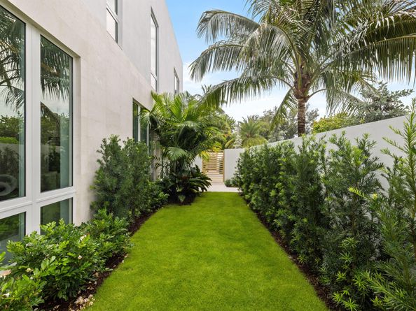 800 Bond Way, Delray Beach FL 33483