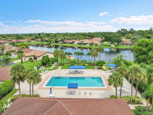 8 Camden Ln, Boynton Beach FL 33426
