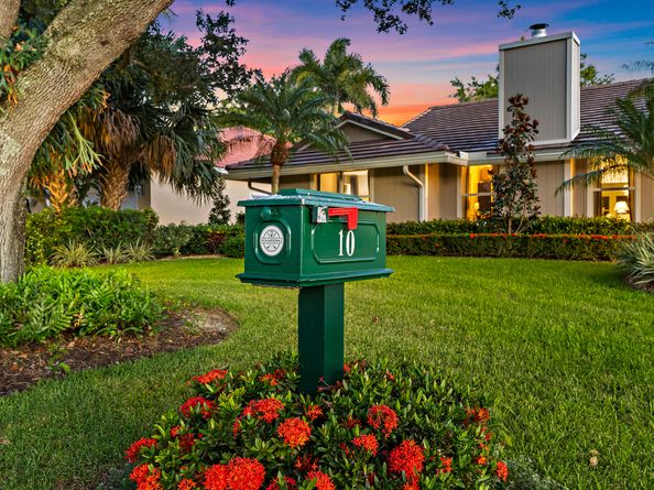 10 Bentwood Road, Palm Beach Gardens FL 33418