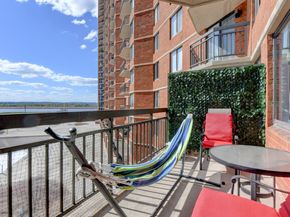 320 Harmon Cove Tower 320, Secaucus NJ 07094