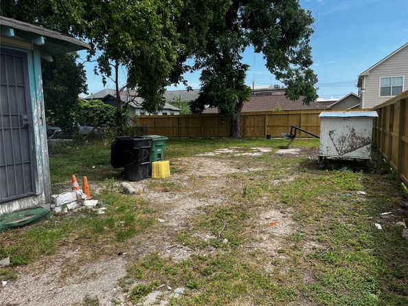 6015 Brady Street, Houston TX 77011
