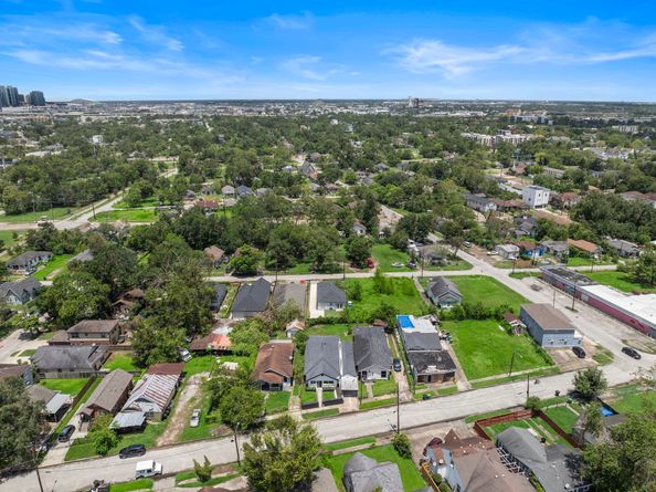 3237 Winbern Street, Houston TX 77004