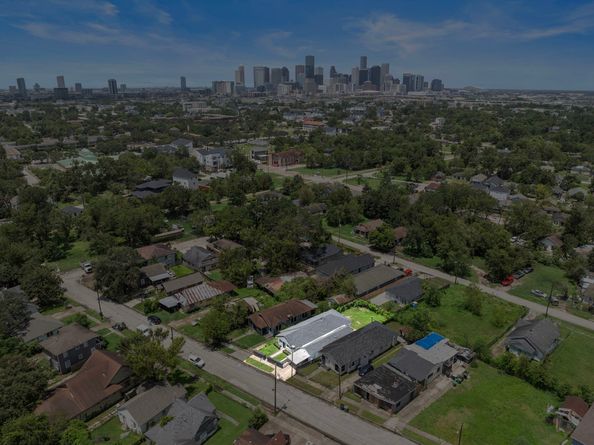 3237 Winbern Street, Houston TX 77004