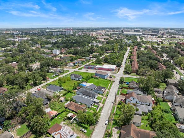 3237 Winbern Street, Houston TX 77004