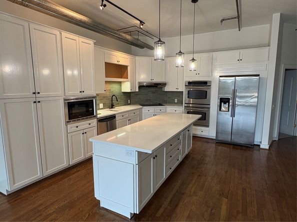 1616 Fountain View Drive 202, Houston TX 77057