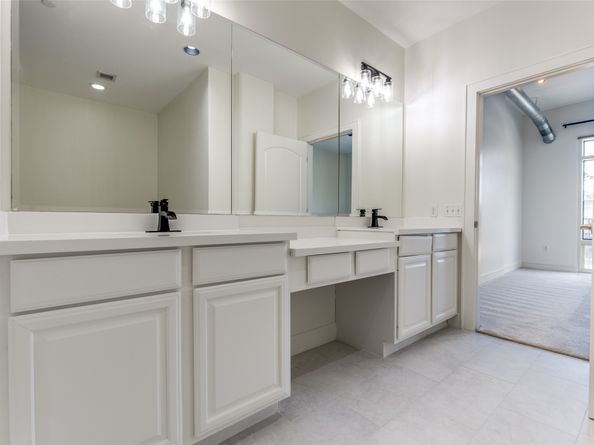 1616 Fountain View Drive 202, Houston TX 77057