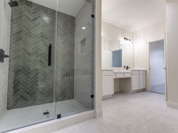 1616 Fountain View Drive 202, Houston TX 77057