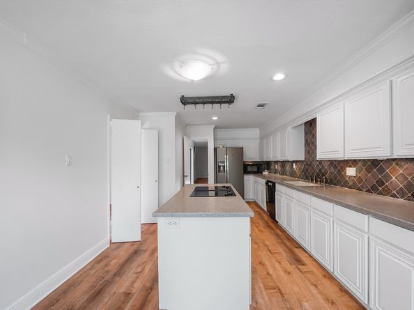 910 Enclave Parkway, Houston TX 77077