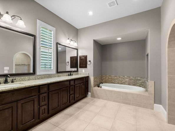 18 N Shasta Bend Circle, The Woodlands TX 77389