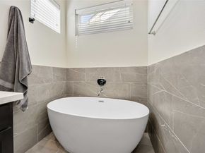 108 Knightsbridge Park Lane, Houston TX 77018