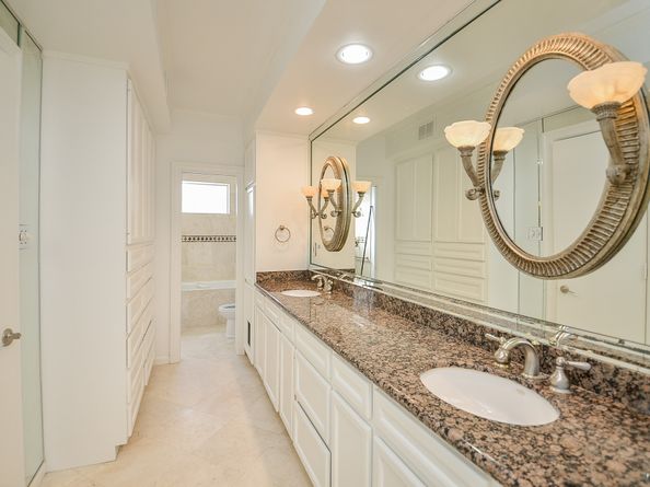 6 River Hollow Lane, Houston TX 77027