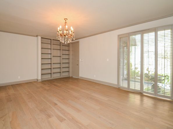 6 River Hollow Lane, Houston TX 77027