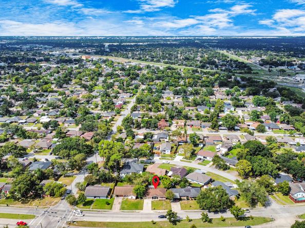 531 Edgebrook Drive, Houston TX 77034