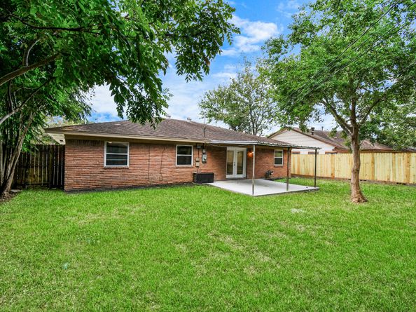531 Edgebrook Drive, Houston TX 77034