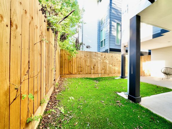 2205 Staples St B, Houston TX 77026