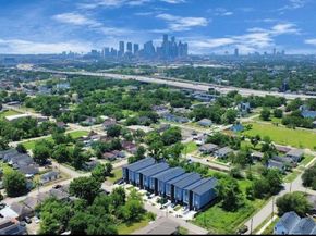 2205 Staples St B, Houston TX 77026