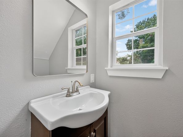 1933 Santa Rosa Street, Houston TX 77023