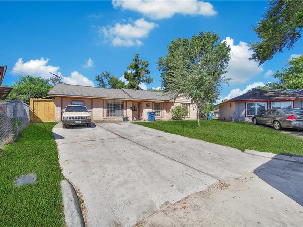 118 W Doverfield Drive, Houston TX 77037