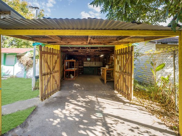 7135 Avenue E, Houston TX 77011