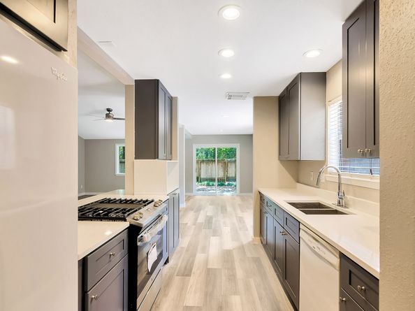 17 W Broken Oak, The Woodlands TX 77381