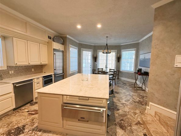 2819 Cedar Woods Place, Houston TX 77068