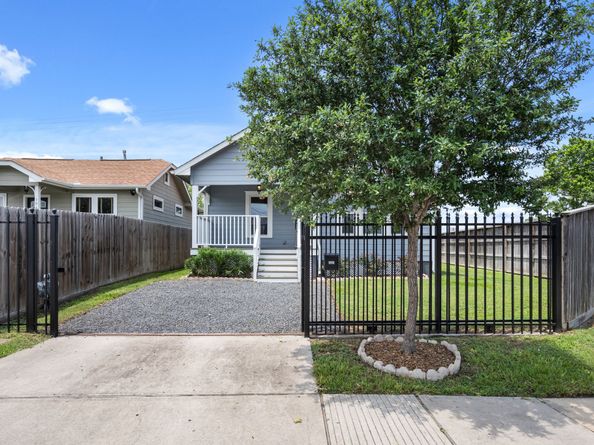 502 Dell Court, Houston TX 77009
