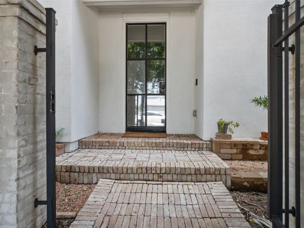 2505 Dorrington E, Houston TX 77030