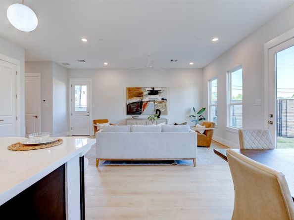 5132 Rosslyn Road, Houston TX 77018