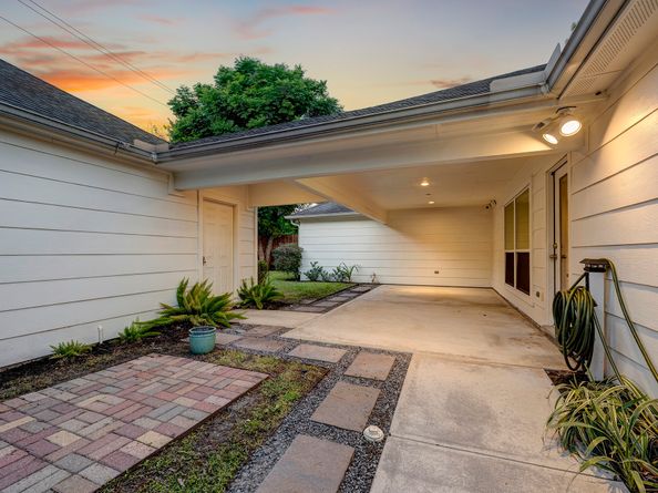 9780 Cedardale Drive, Houston TX 77055