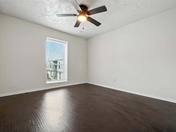 1901 S Voss Road 33, Houston TX 77057