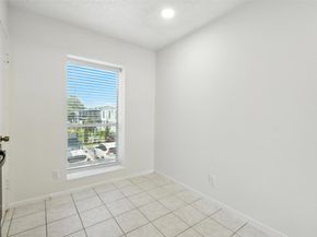 1901 S Voss Road 33, Houston TX 77057