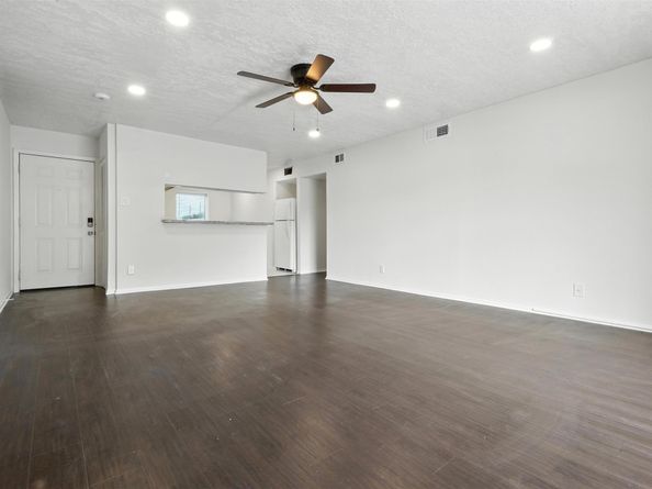 1901 S Voss Road 33, Houston TX 77057