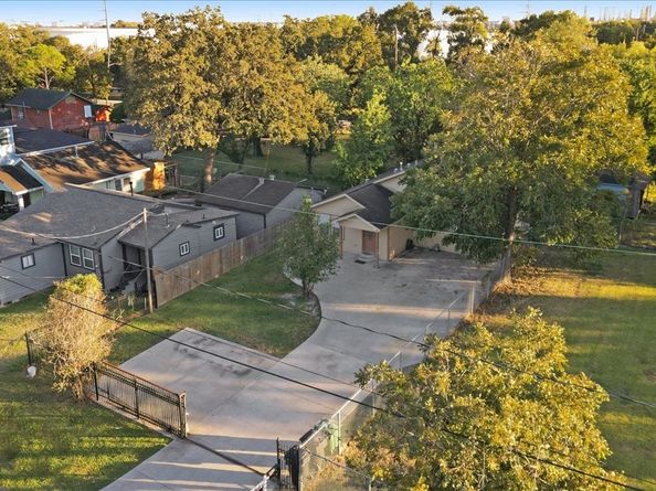 9506 E Avenue I, Houston TX 77012