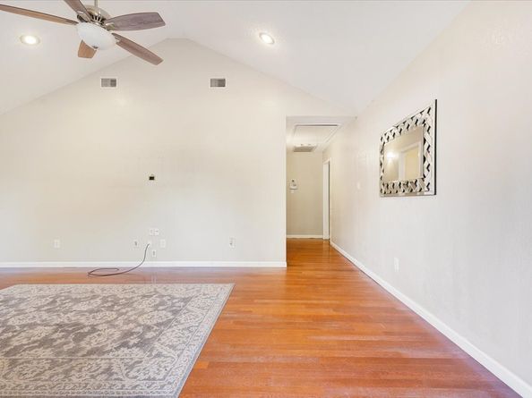 9506 E Avenue I, Houston TX 77012