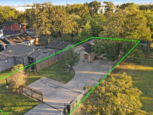 9506 E Avenue I, Houston TX 77012