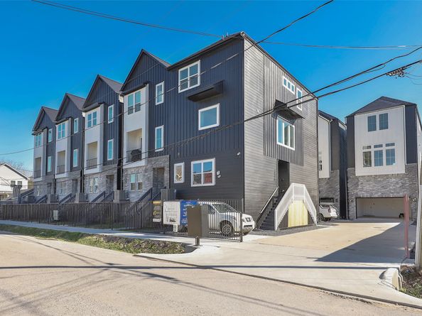 1018 W 15th 1/2 Street B, Houston TX 77008