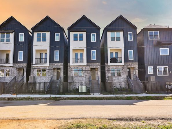 1018 W 15th 1/2 Street B, Houston TX 77008