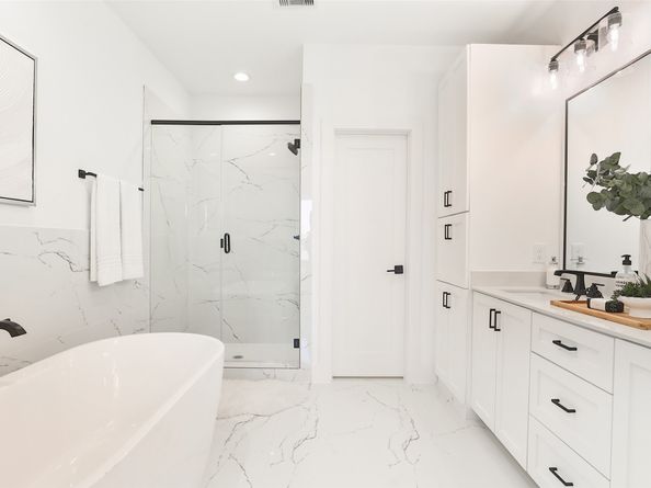 1018 W 15th 1/2 Street B, Houston TX 77008