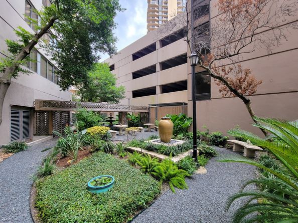 3525 Sage Road 402, Houston TX 77056