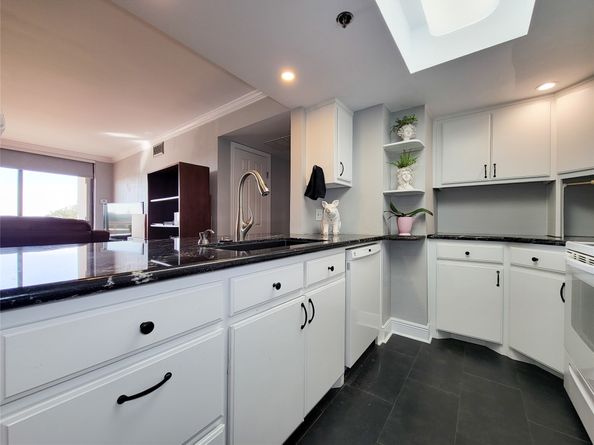 3525 Sage Road 402, Houston TX 77056