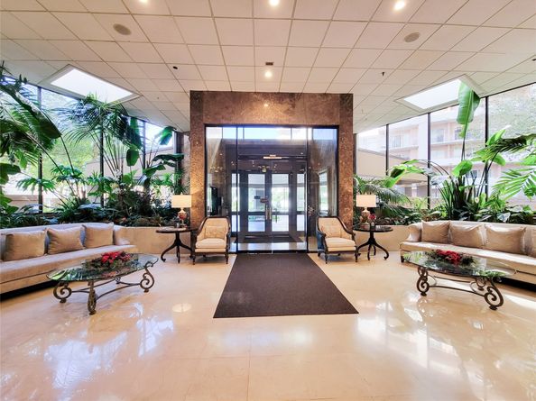 3525 Sage Road 402, Houston TX 77056