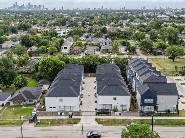 412 Neyland Street E, Houston TX 77022