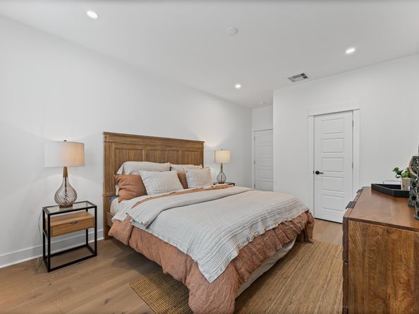 412 Neyland Street E, Houston TX 77022