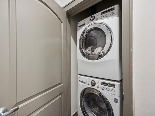 1616 Fountain View Drive 209, Houston TX 77057