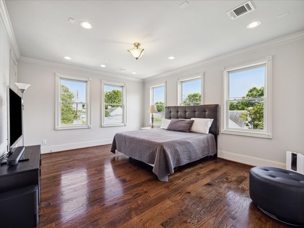 2247 Bartlett Street, Houston TX 77098