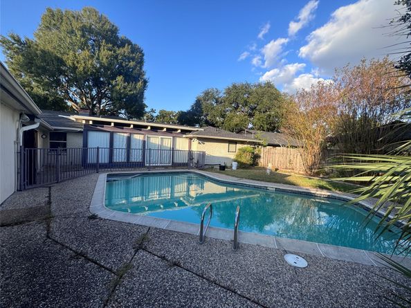 5623 Dumfries Drive, Houston TX 77096